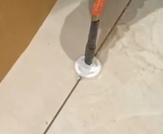 固始瓷砖空鼓维修公司专业解答瓷砖在铺贴过程中，如果没有涂抹均匀到位的粘结材料（如水泥砂浆或瓷砖胶），可能会导致以下问题